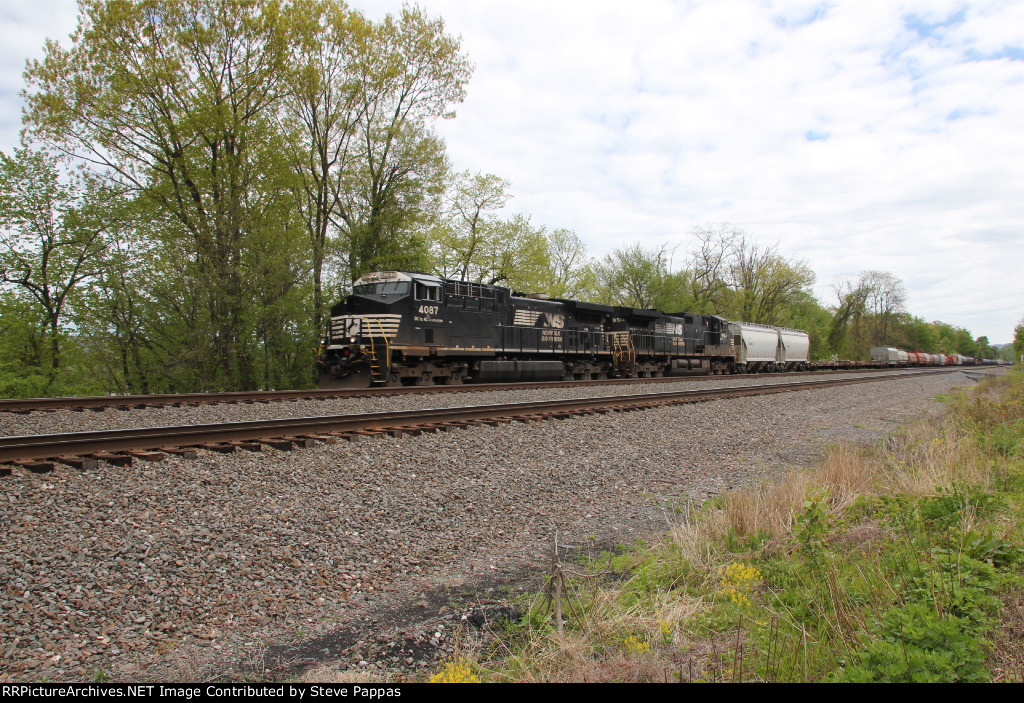 NS 4087 with train 39G west toward Pittsburgh
